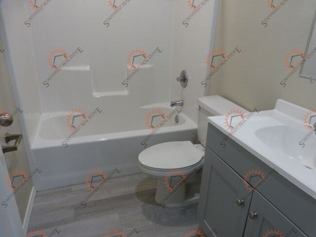 Building Photo - Modern 2 bedroom 2 bath apartment- W&D in ...