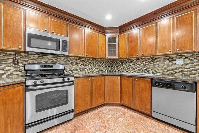 Building Photo - 16940 Chatsworth St