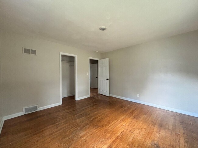 Building Photo - 3 Bed/ 1 Bath - Single Family Home