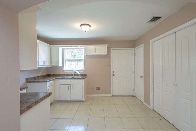 Building Photo - 227 Malaga Dr