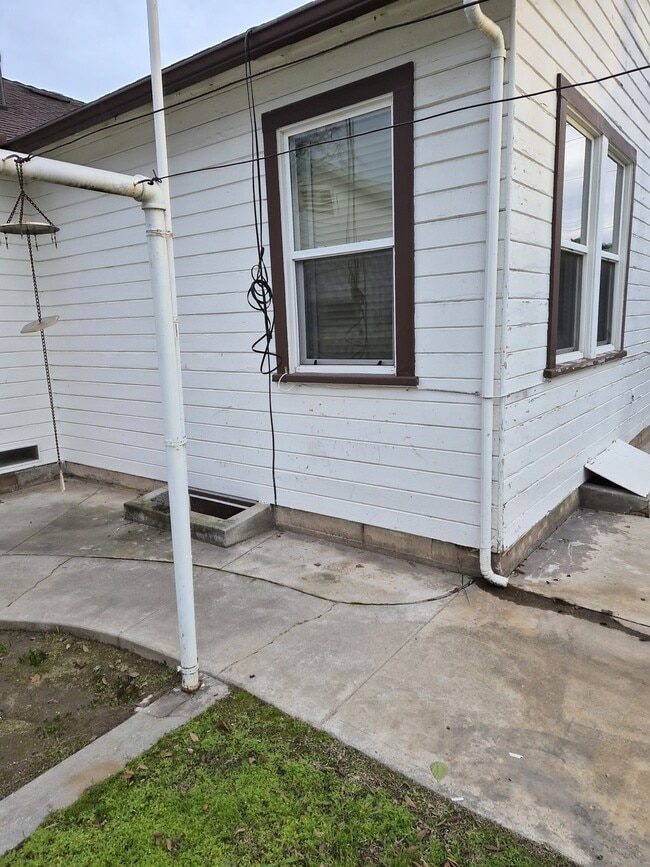 Building Photo - 1059 S Rupert Ave