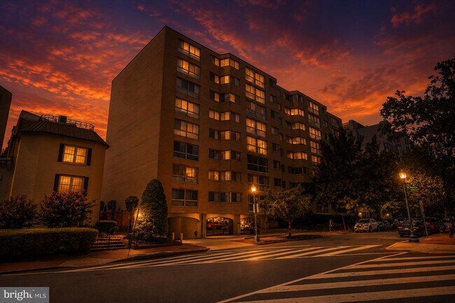 Building Photo - 922 24th St NW