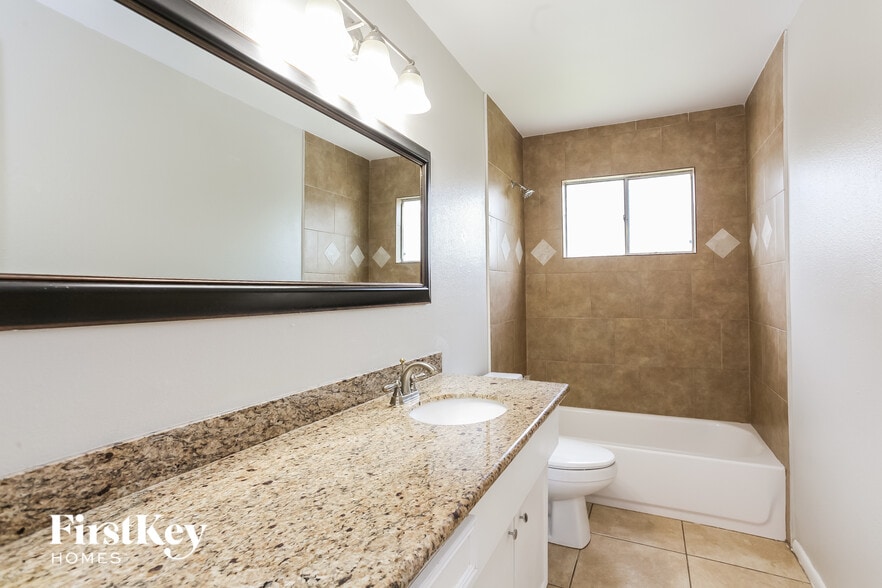 Building Photo - 2111 Savanna Ct N