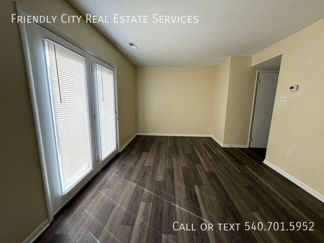 Building Photo - Recently updated 2 bedroom, 1.5  bath Town...