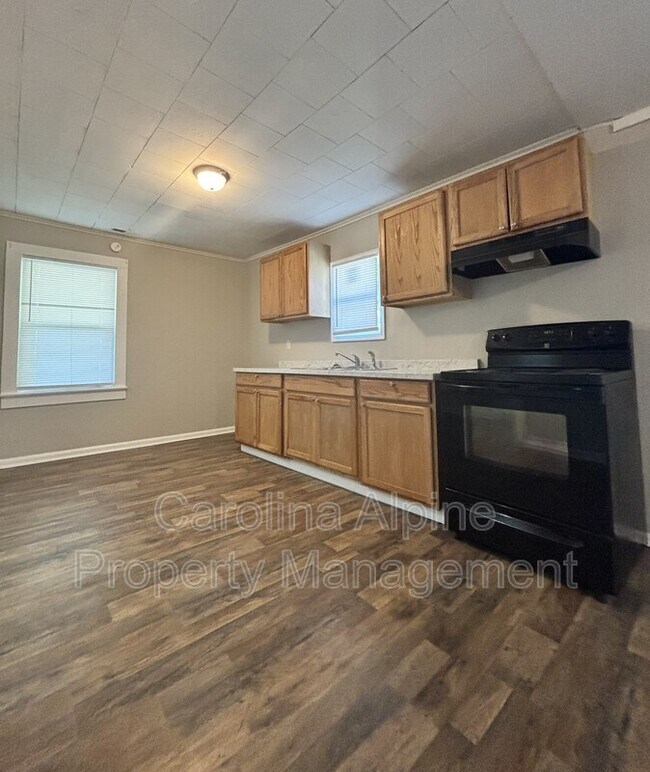 Building Photo - 604 W Elm St