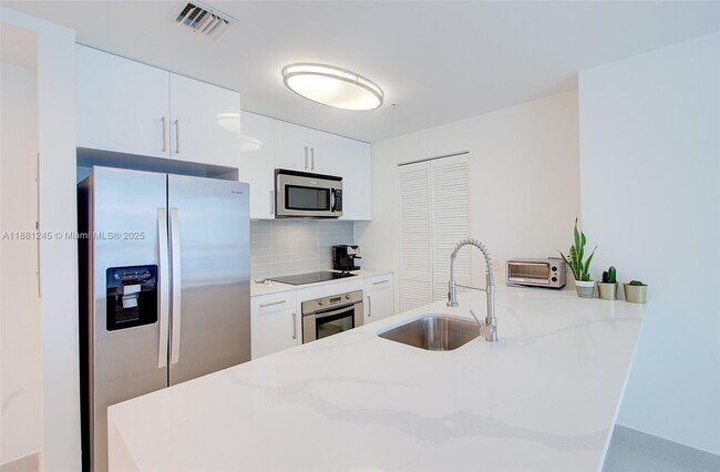 Building Photo - 300 S Biscayne Blvd