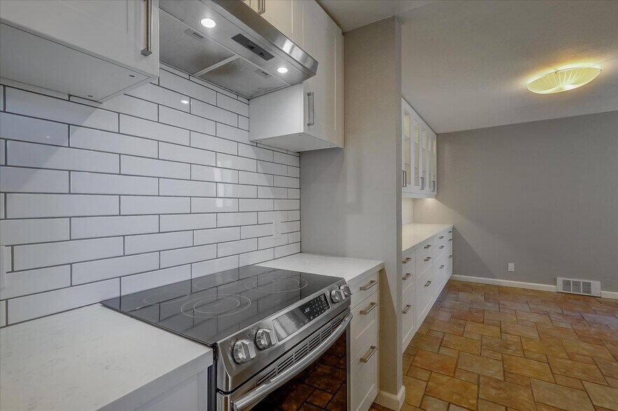 Building Photo - 2101 Shoreline