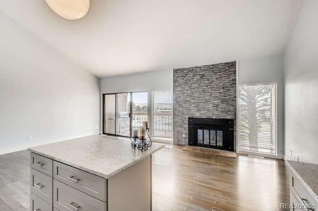 Building Photo - Beautifully Remodeled 3 bedroom Townhome in the Pinery.