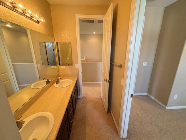 Building Photo - Elegant 3Bed/3Bath Home with Loft in the P...