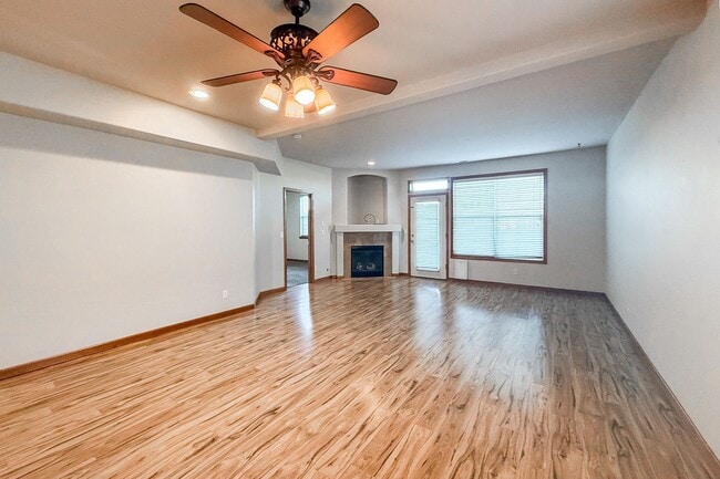 Building Photo - Beautiful 4-Bedroom Townhome in South Richland