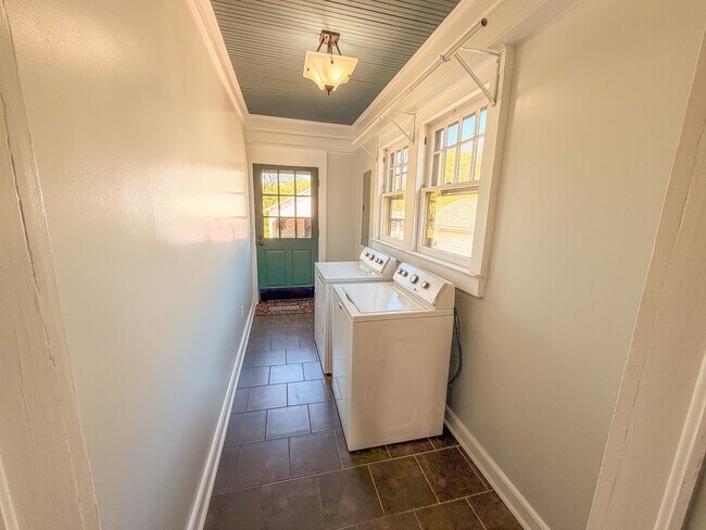 Building Photo - 11 Perry Rd