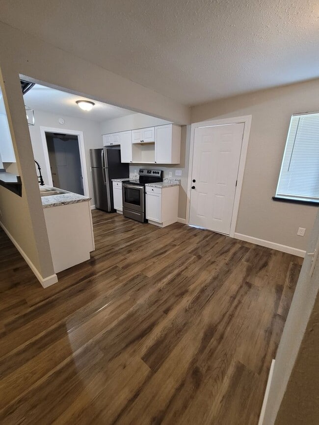 Building Photo - FULLY REMODELED 2 Bedroom Apartment