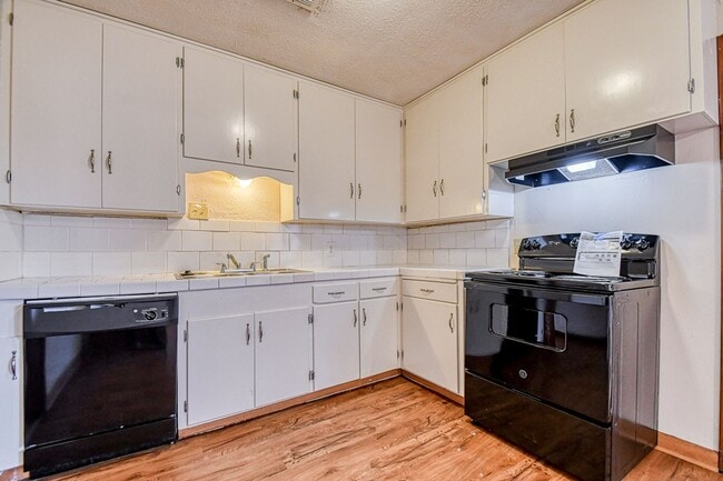 Building Photo - Charming Central Norman Home!