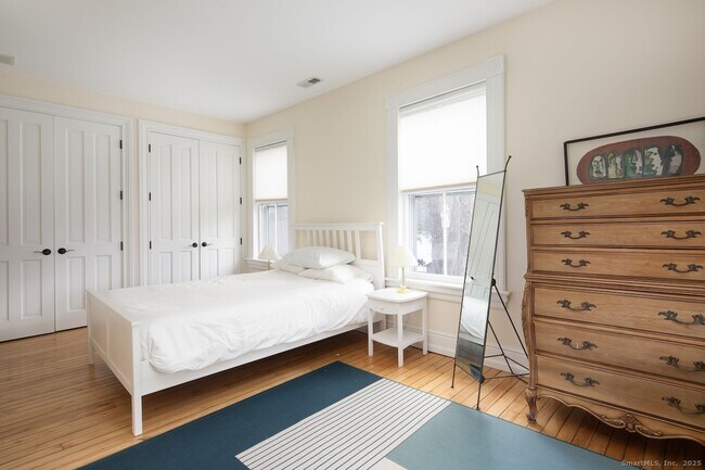 Building Photo - 31 Sharon Rd