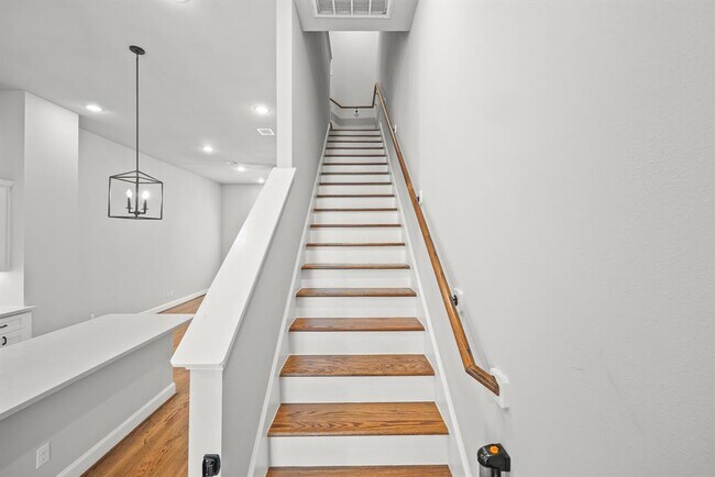 Building Photo - 611 W 24th St