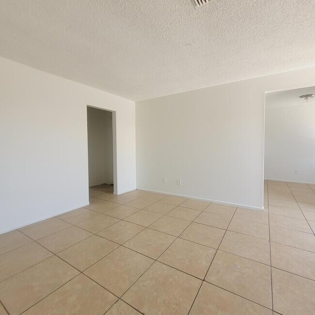 Building Photo - 4424 N 53rd Ln