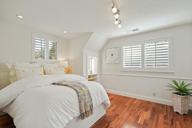 Building Photo - Los Gatos Family Townhome Ready for Move i...