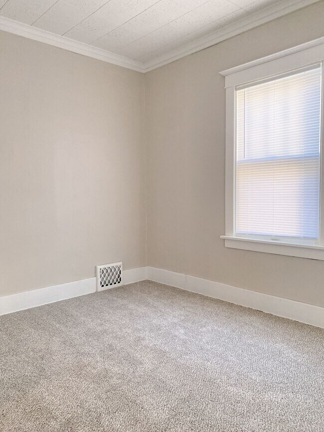 Building Photo - 2436 Laurel Ave N