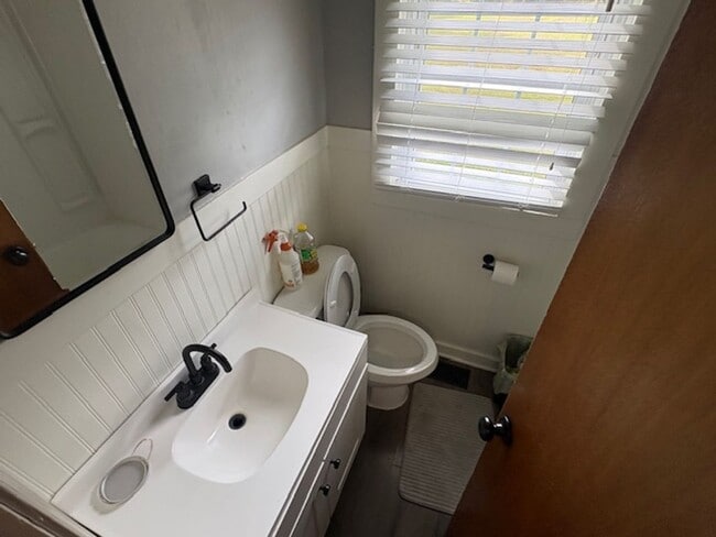 Building Photo - Fully furnished house on the outskirts of town.