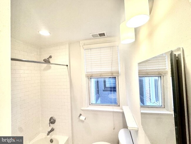 Building Photo - 769 Kenyon St NW