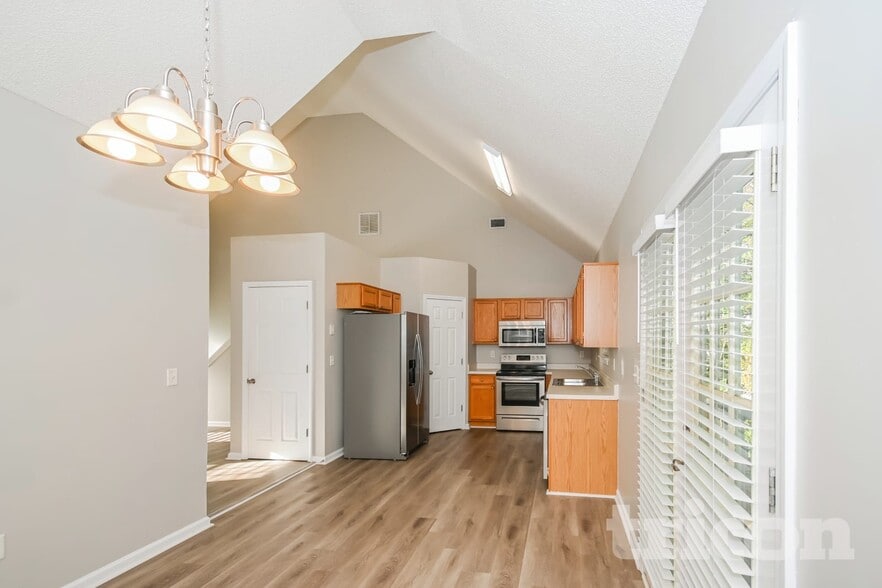 Building Photo - 665 Skyline Dr