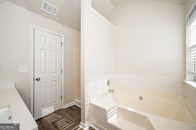 Building Photo - 4610 Idlewood Park