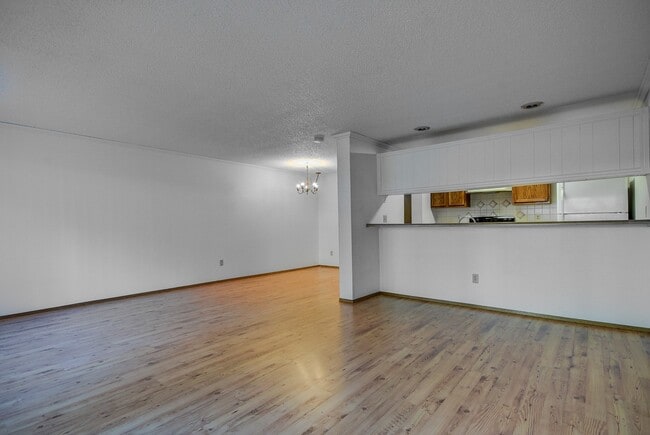 Building Photo - 3 BR / 2.5BA Townhouse Condo – Woodside Co...
