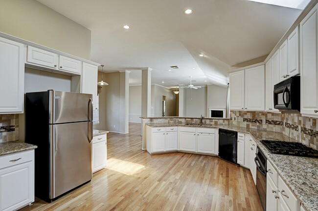 Building Photo - 9907 Kemp Forest Dr