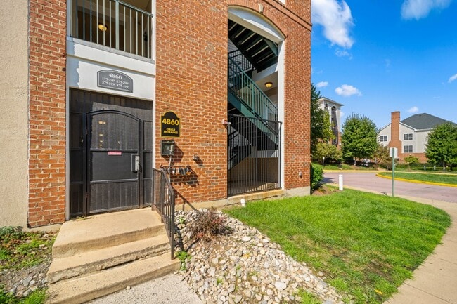 Building Photo - Two-bedroom, two-bathroom model with a den, located on the third floor.