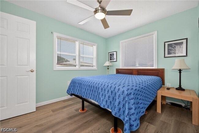 Building Photo - 3864 Royal Palm Dr