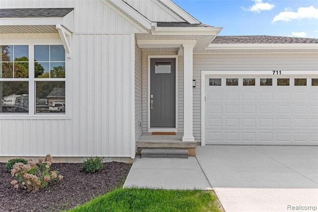 Building Photo - 711 W Windward Way