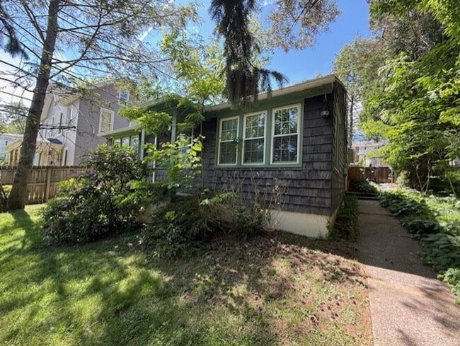 Building Photo - Charming One Floor Living Downtown!