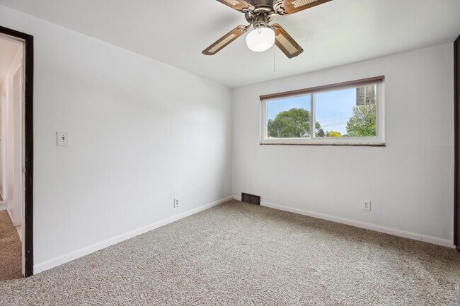 Building Photo - Move-In Ready 4 bedroom, 3 bathroom Home i...
