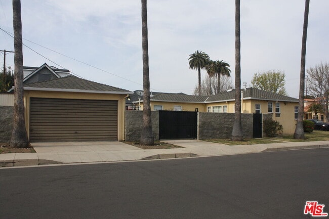 Building Photo - 2561 Tilden Ave