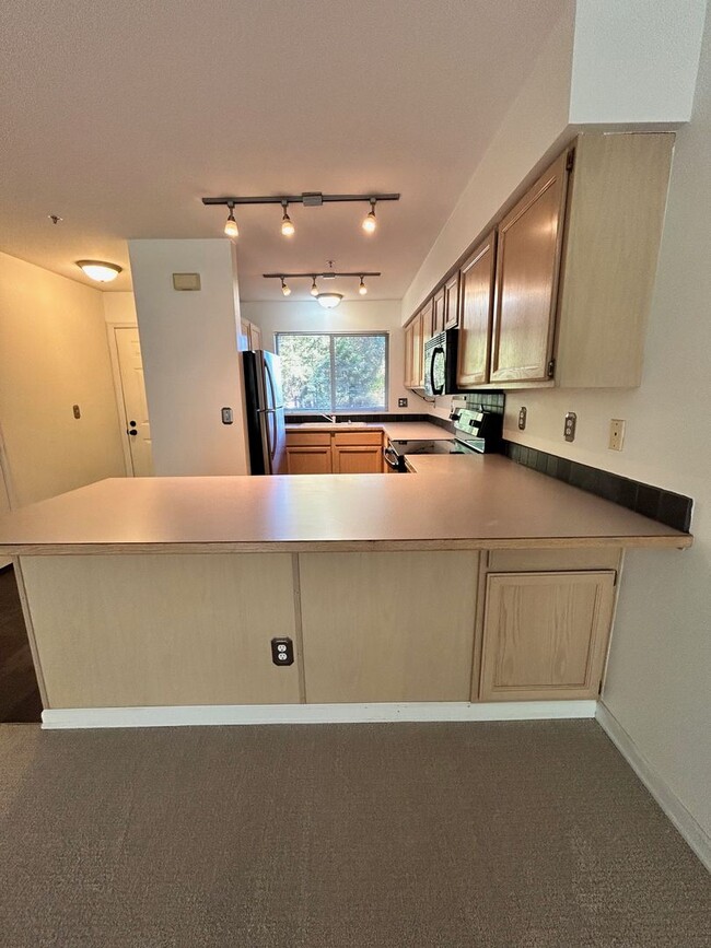 Building Photo - 2bd/1.75ba Kirkland Condo