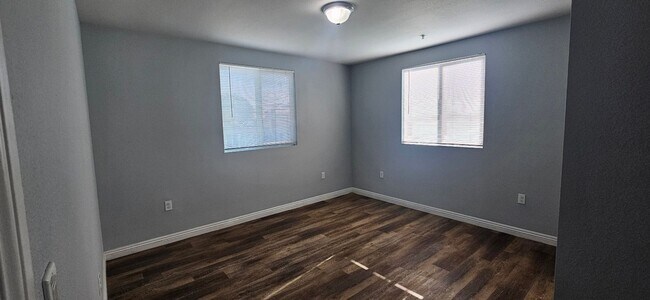 Building Photo - 211 W 43rd St