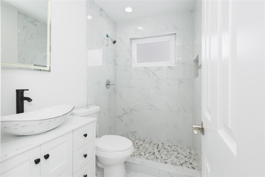 Building Photo - 713 SW 4th Ct