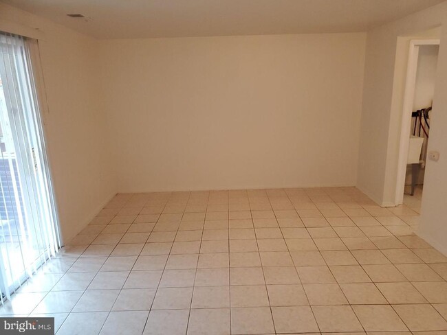 Building Photo - 7381 Hickory Log Cir