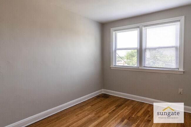 Building Photo - 304 W Riverview Rd
