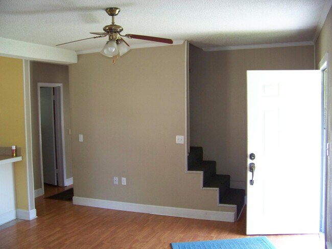 Building Photo - 28 N Broadview St