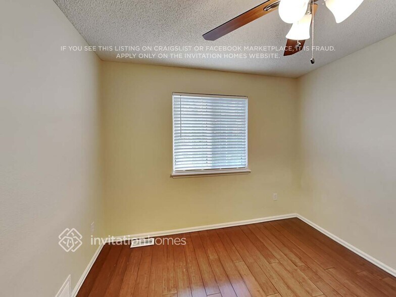 Building Photo - 874 Descendant Dr