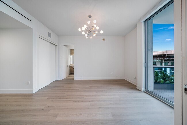 Building Photo - 5959 Collins Ave