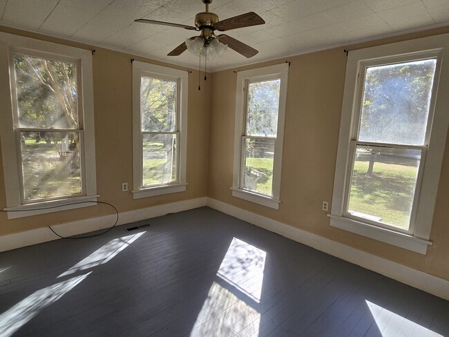 Building Photo - 505 Ave 2 NE