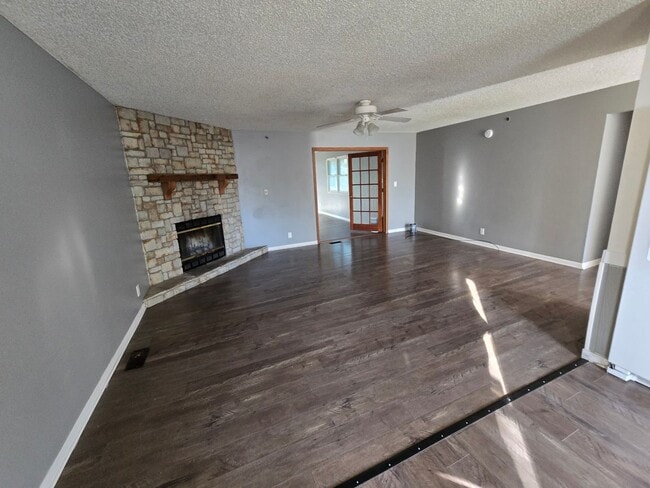 Building Photo - 4 bedroom 2 bath house