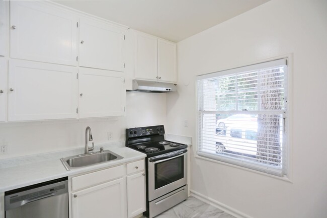 Building Photo - Attractive 1BR/1BA in Oakland's Grand Lake...