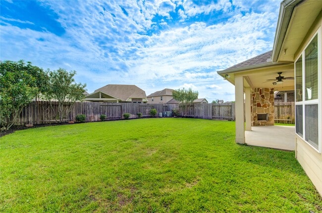 Building Photo - 18318 Russett Green Dr