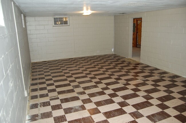 Building Photo - Solid stone ranch in south-central Lincoln!