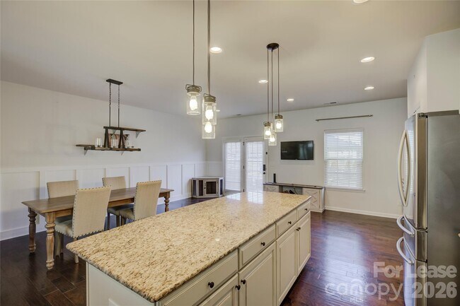 Building Photo - 1731 Evergreen Dr