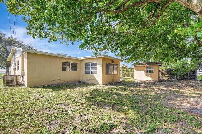 Building Photo - 3511 NW 7th Ct