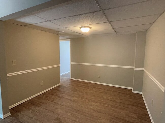 Building Photo - SW - Updated Townhome.  New Flooring, Just...